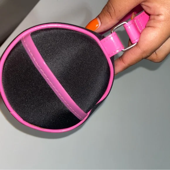 Vintage 2000s Betty Boop barrel bag - Picture 3 of 4